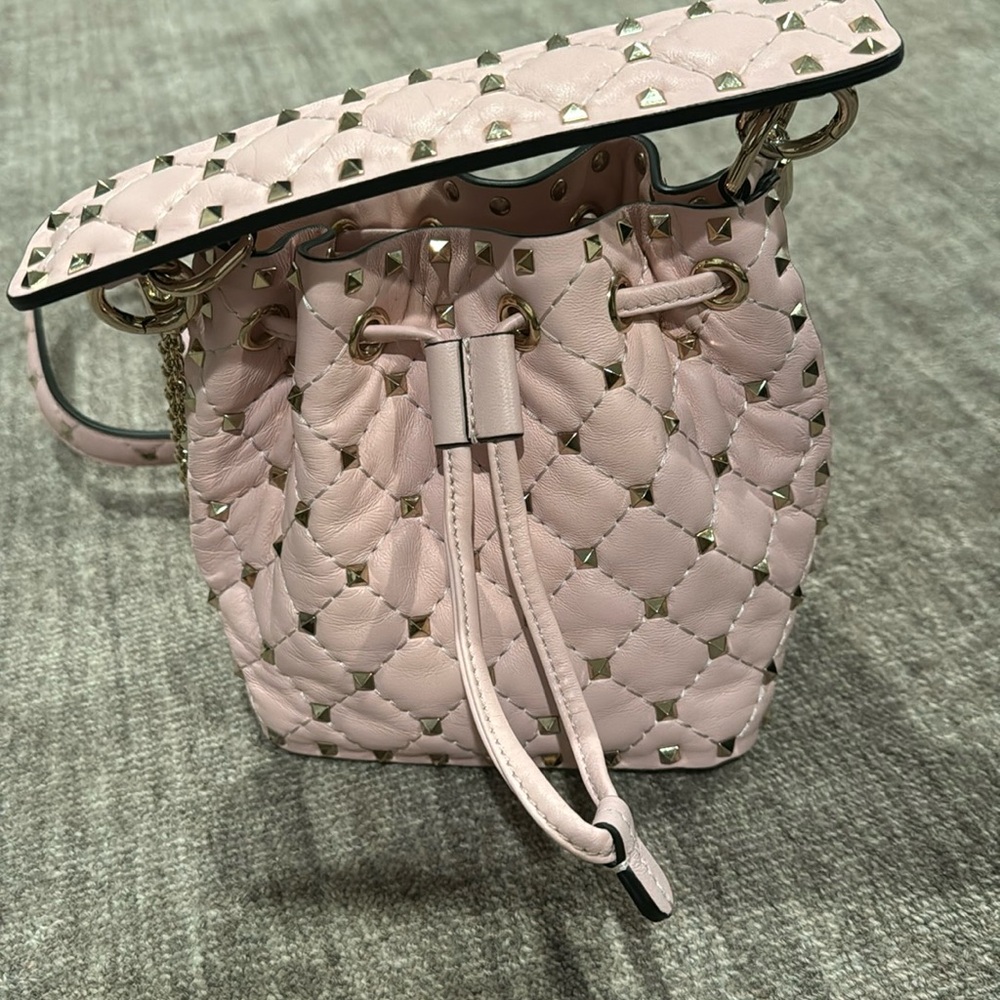 Nappa Mini Rockstud Spike
Bucket Bag Pink